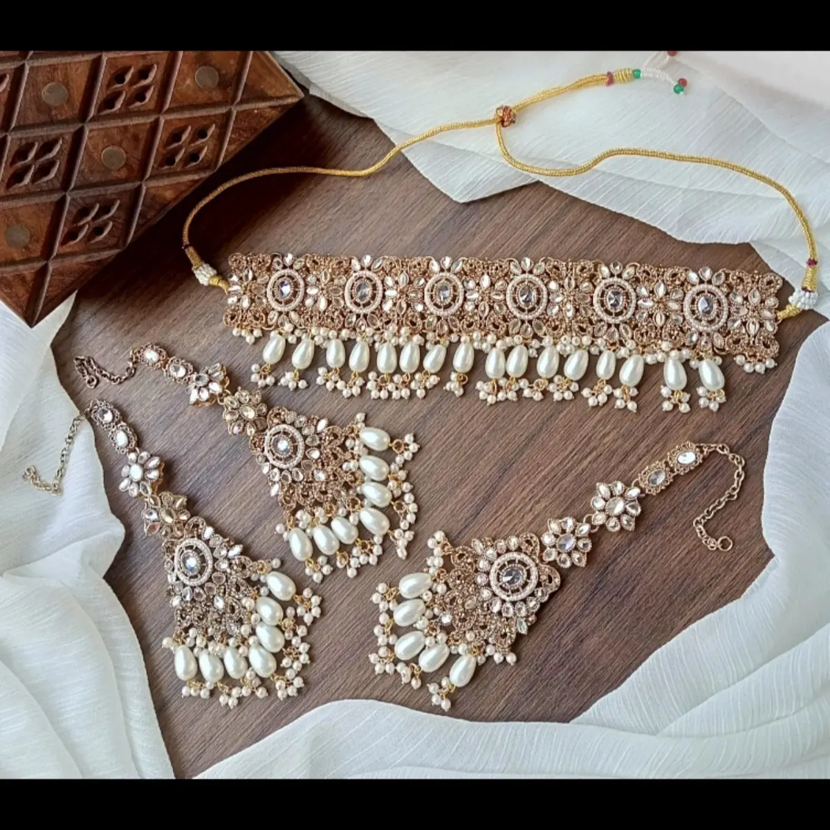 Choker set