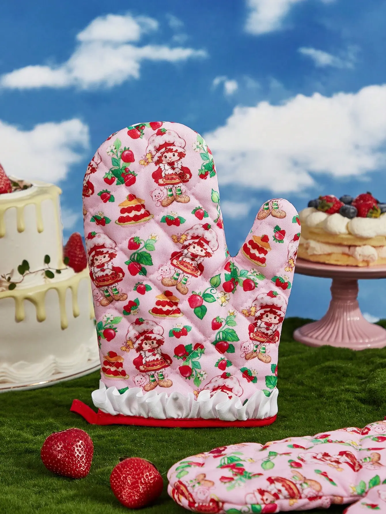 Strawberry Shortcake 1pc Cartoon Character & Strawberry Print Ruffle Trim Heat Resistant Glove