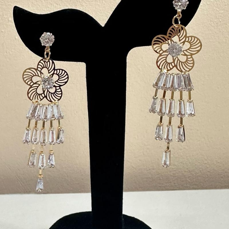 Stylish and light weight earrings, perfect for all occasions 1