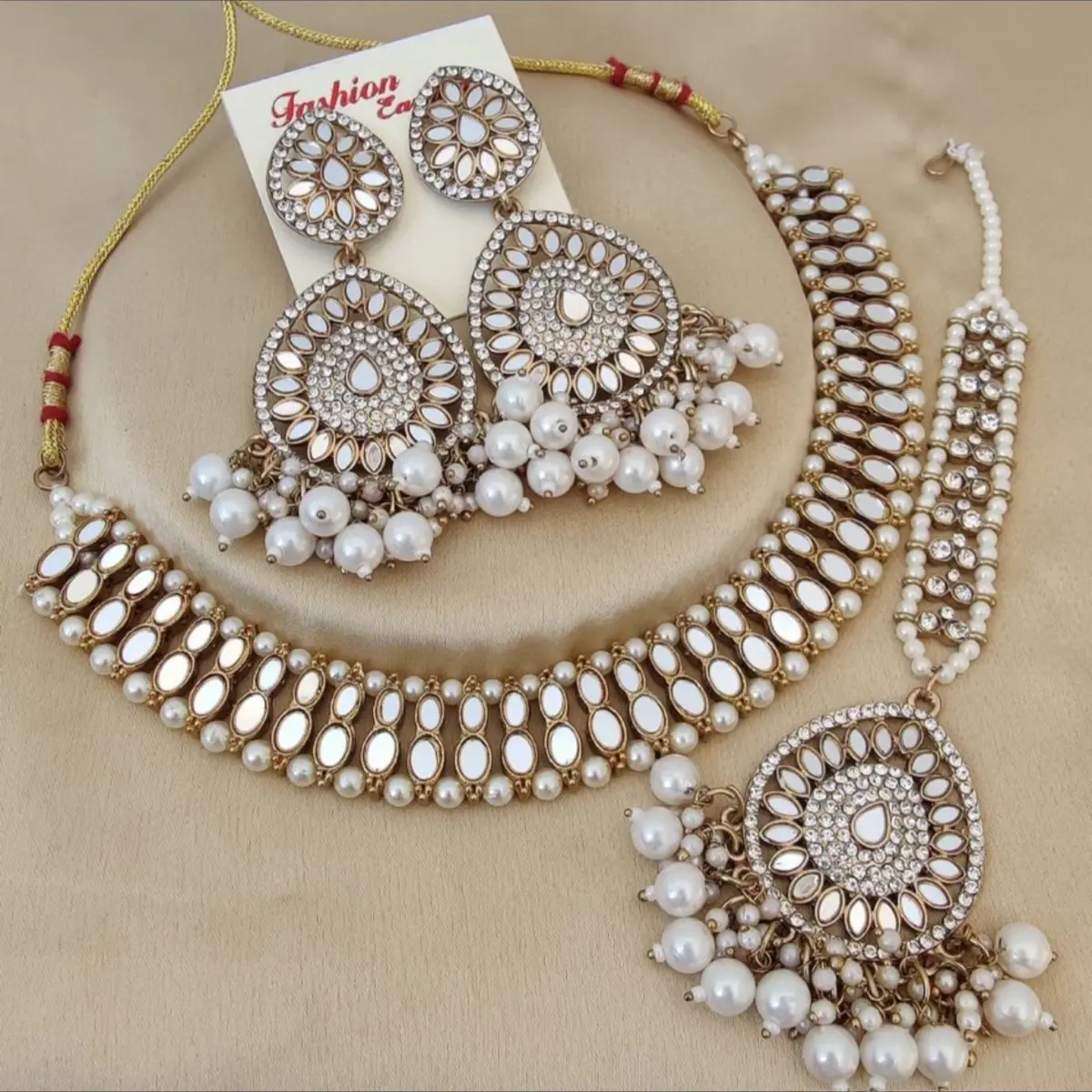 Mirror and pearl necklace set