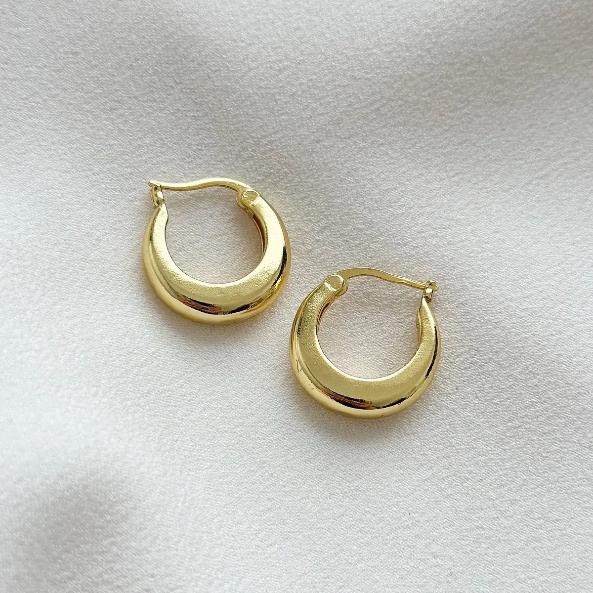 Ellis Grey - 18K Gold Scoop Huggie Hoop Earrings for Women