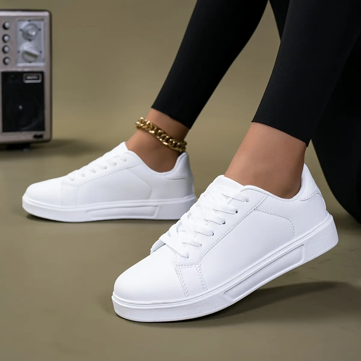 Classic White Low-Top Lace-Up Skate Shoes - Comfortable Men's Fashionable Sneakers with Sole