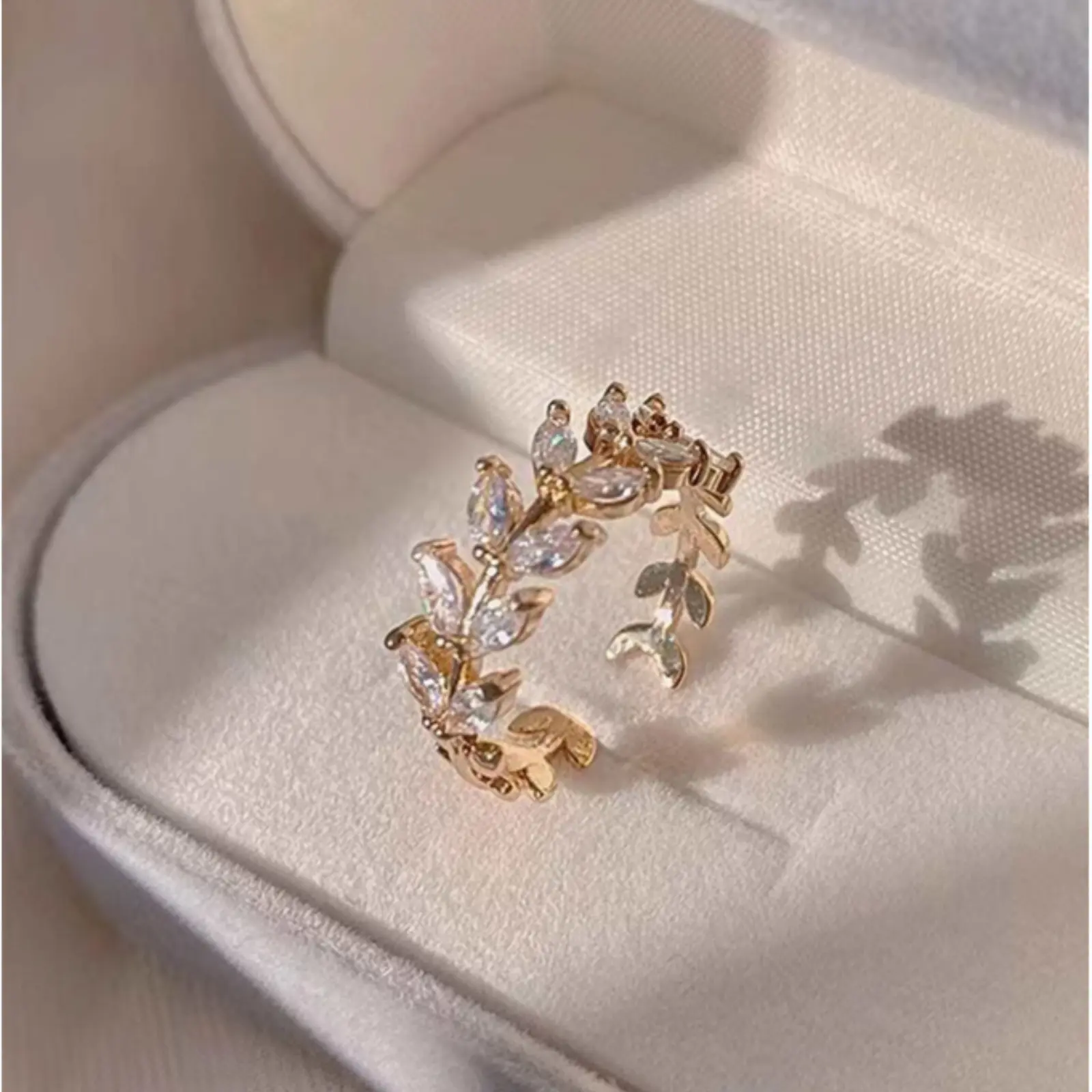 Creative leaf design women's ring Perfect for occasions like college, business, party, banquet and daily wear