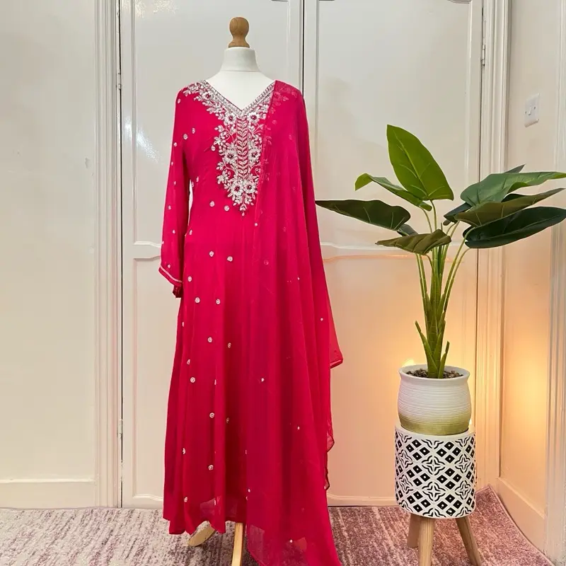 Women's Traditional South Asian Kurta Set - Classic Design