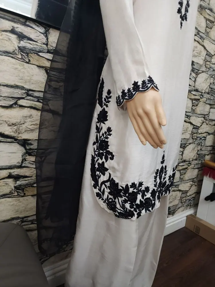 Product Introduction of farshi Shalwar kameez Eid 2025 collection Traditional Clothes Long Sleeve Silk Embroidered Soft Small Medium large 4