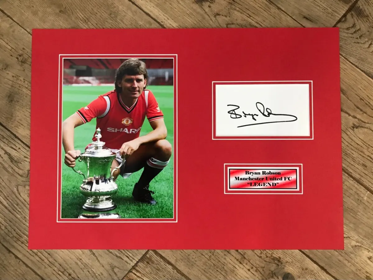 Bryan Robson Manchester United pre-printed Autograph photo mount, Gift, Football