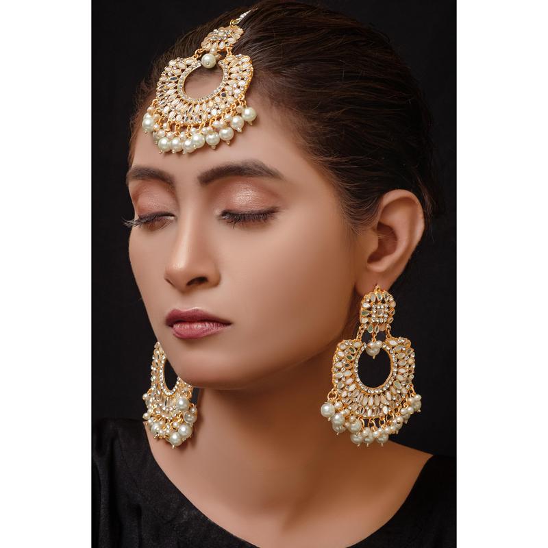 White Earrings and Bindi set 0