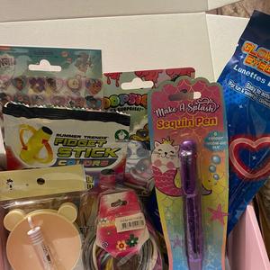 Kids 8pc goodie boxes filled with activities to keep them occupied - could include fidgets, books, colouring, pencils, play-Doh, games, accessories and more