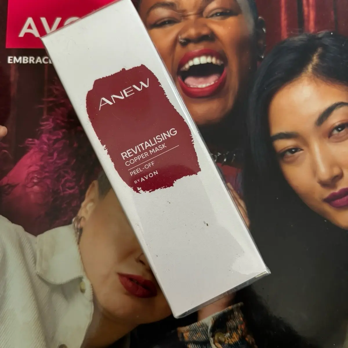 Anew Specialist Peel Off Masks, 75ml bottle. Comes in three different skincare attributes; revitalising copper, lifting silver and radiance maximising gold masks. Very goods for your skin and excellent treatments to do at home. Radiant Comfort detox mask