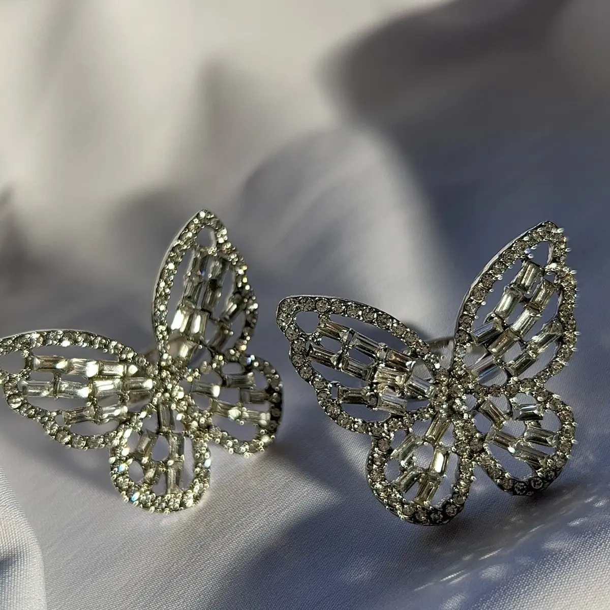 1 Butterfly Ring with Dangling Charm - Fashion Accessory for Women