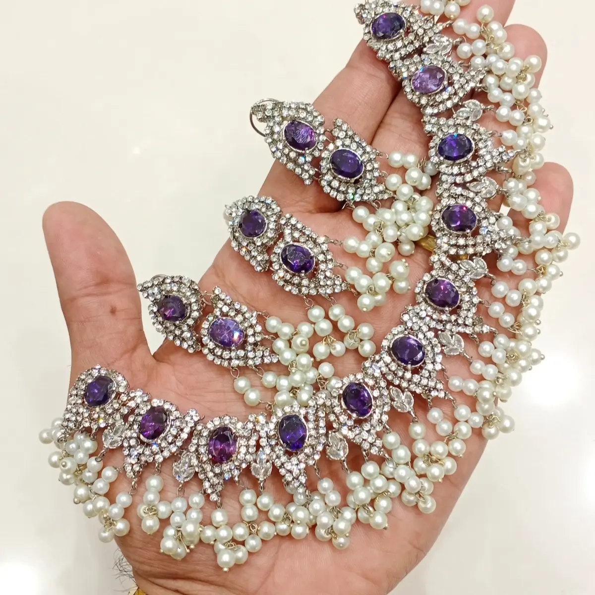 Huda - Necklace with earrings and tikka
