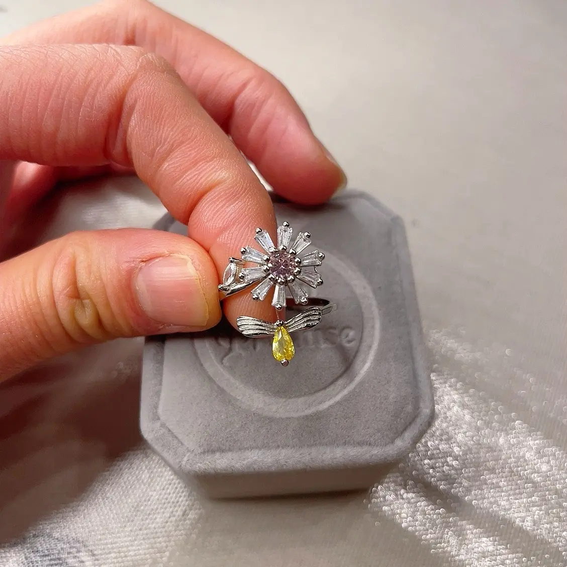 925 Silver Anxiety Ring/Spinning Ring/Fidget Ring/Gift Ring/Introvert/Friend/Birthday/Jewellery/Mindfulness/Meditation Ring/ flower and bee