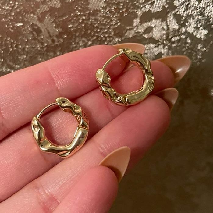 Structured Small Hoop Earrings 1