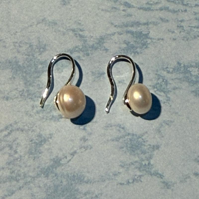 Pearl Drop Earrings - Perfect for Any Occasion 1