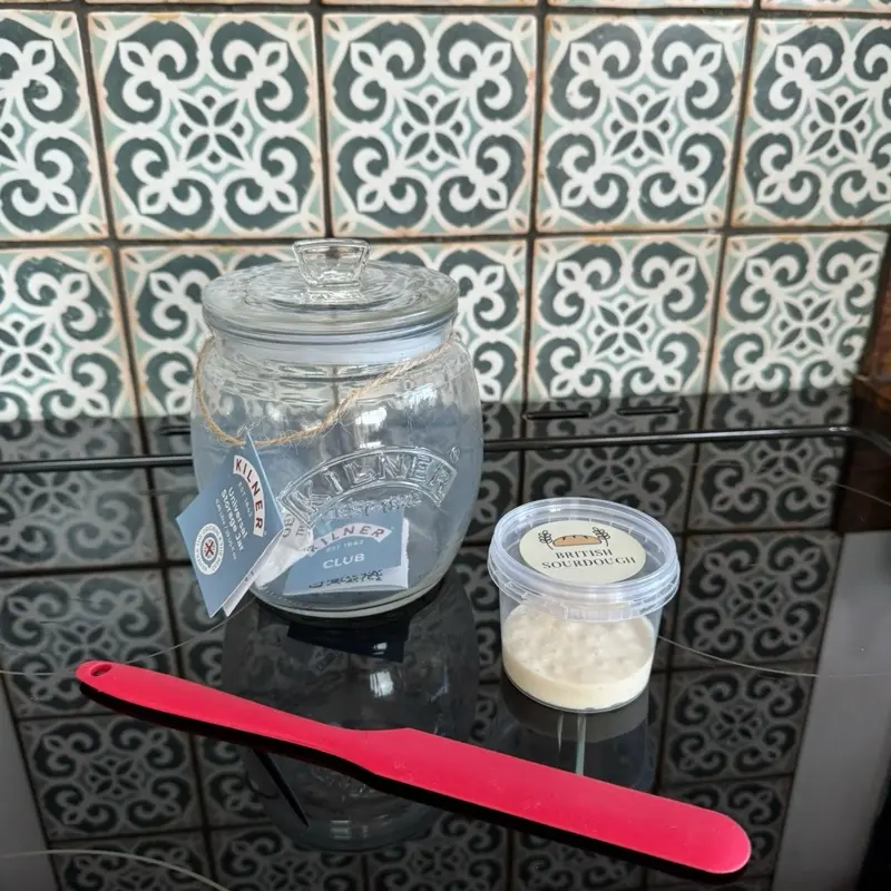 SET A - Fresh sourdough starter, 850ml Jar & spatula. Flour with gluten