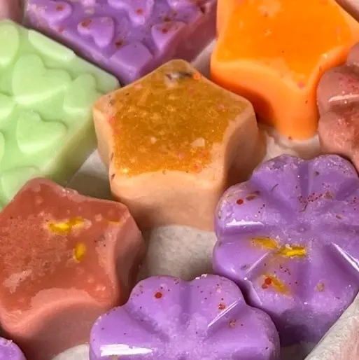 25  Scented Shapes in various colours. Ideal Wax Melt Gift Box 1