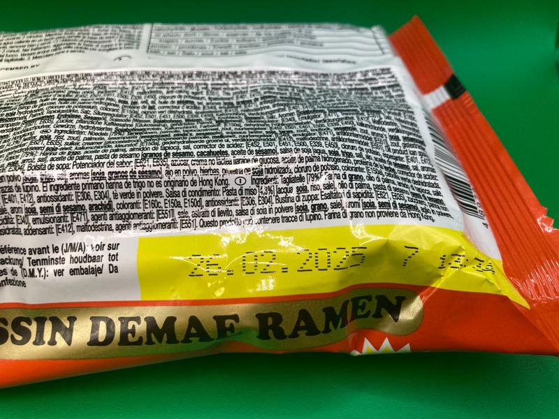 Nissin Deme Ramen Hokkaido Miso Tonkotsu Flavour Instant Noodles 100g Salt Flour Food Traditional 4