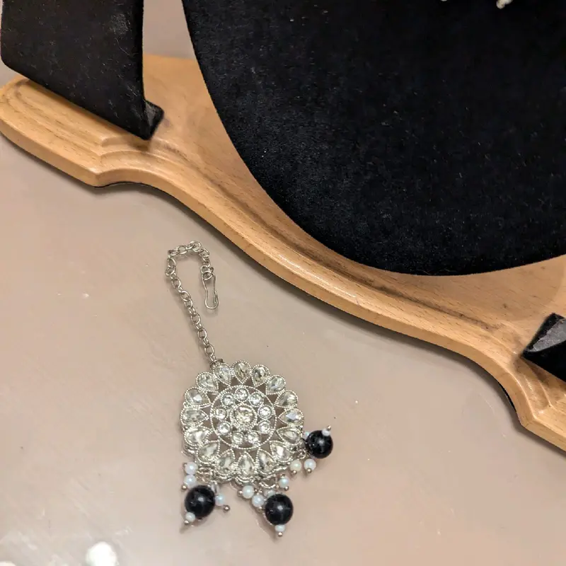 Beautiful Neckline and Studs Earrings Jewellery Tikka Set for Women 7