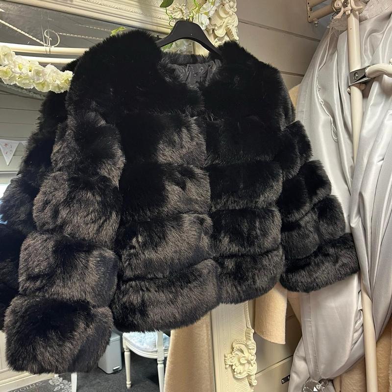 [IRIS ROSE BOUTIQUE] Premium Faux Fur Jacket - 4 Row Sleeve 4