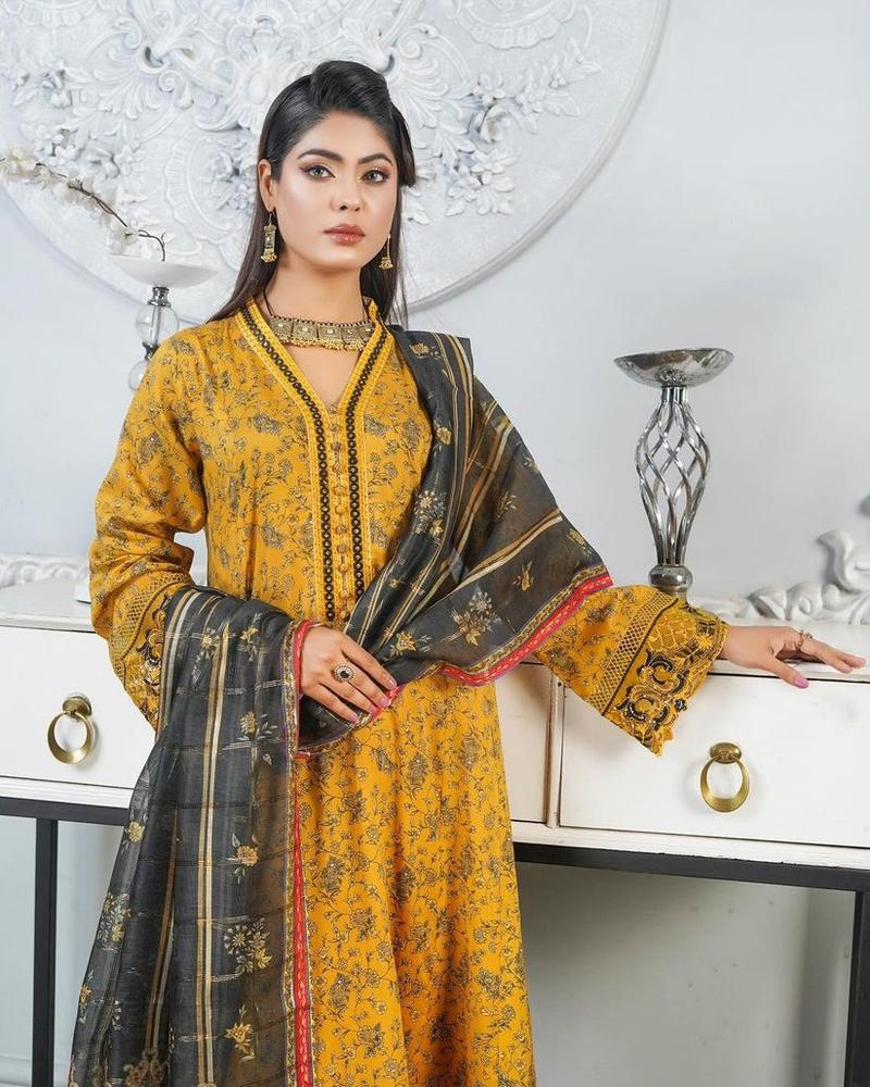 Product Introduction of Munira lawn suits Dress 12