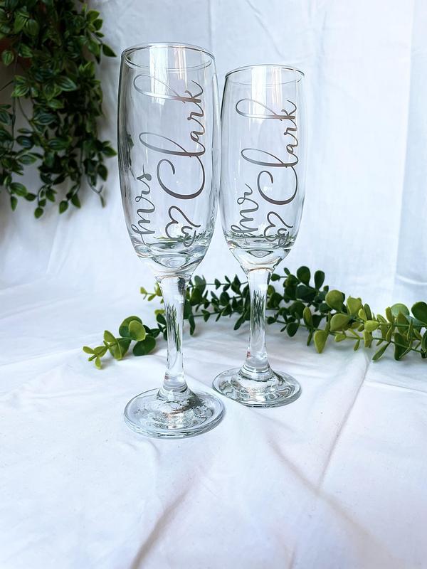 Personalized Wedding Glasses for the Bride and Groom | Mr and Mrs Glasses | Groom Bride Glasses | Glasses for Two | Wedding Glasses Set 1