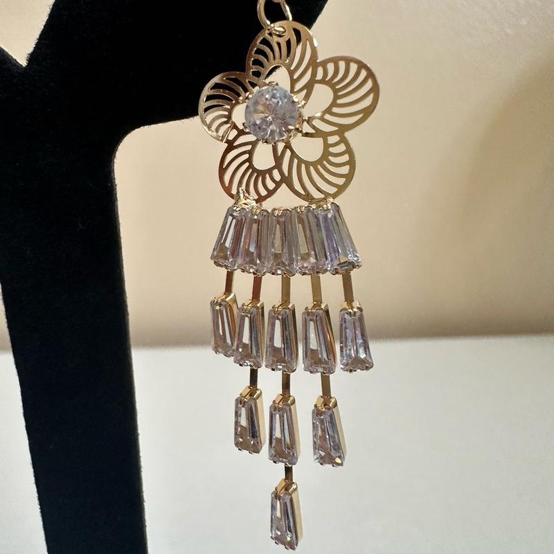 Stylish and light weight earrings, perfect for all occasions 3