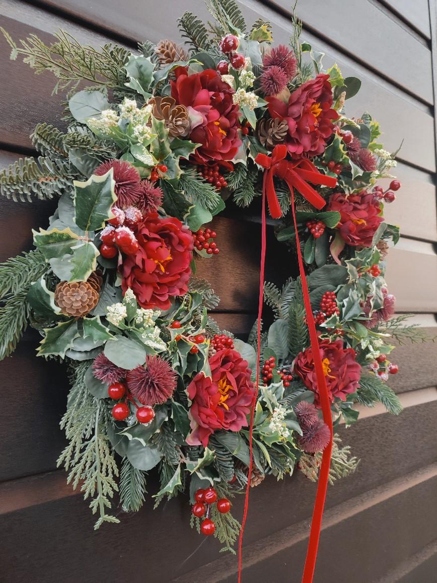Traditional style faux Christmas wreath with red ranunculus flowers 5f429f09759a49b19dcccd90bb7b1e91~tplv tulkllf4y5 origin jpeg