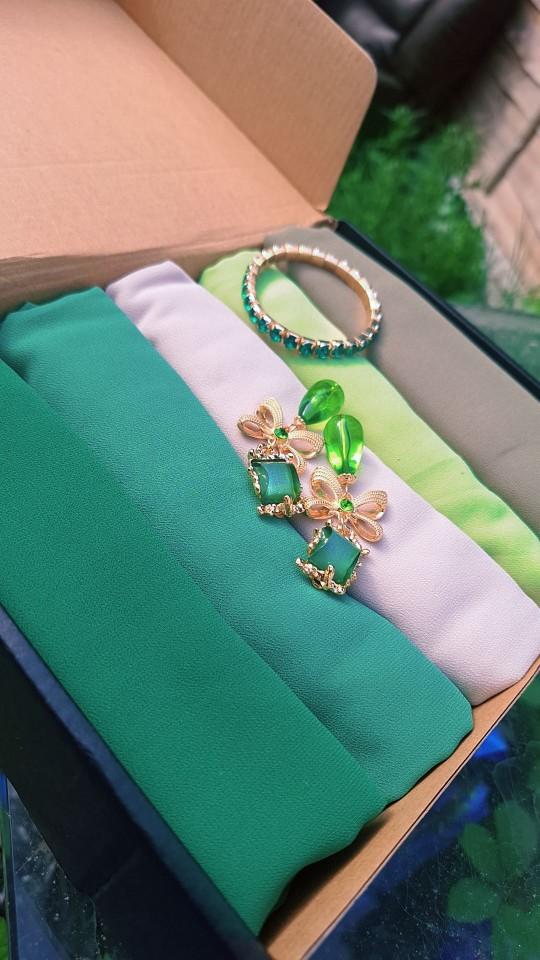 Product Introduction of box of 5  chiffon sacrf/hijab with earings and bracelet 2