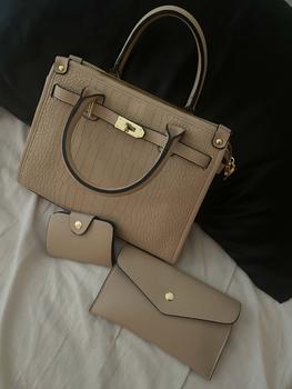 Product Review of Women's Fashionable Crocodile Embossed Tote Bag & Wallet & Clutch Bag, Large Capacity Pu Tote Bag with Shoulder Strap, Casual Trendy Versatile High-quality Daily Commuting  Bag Set from u**6 0