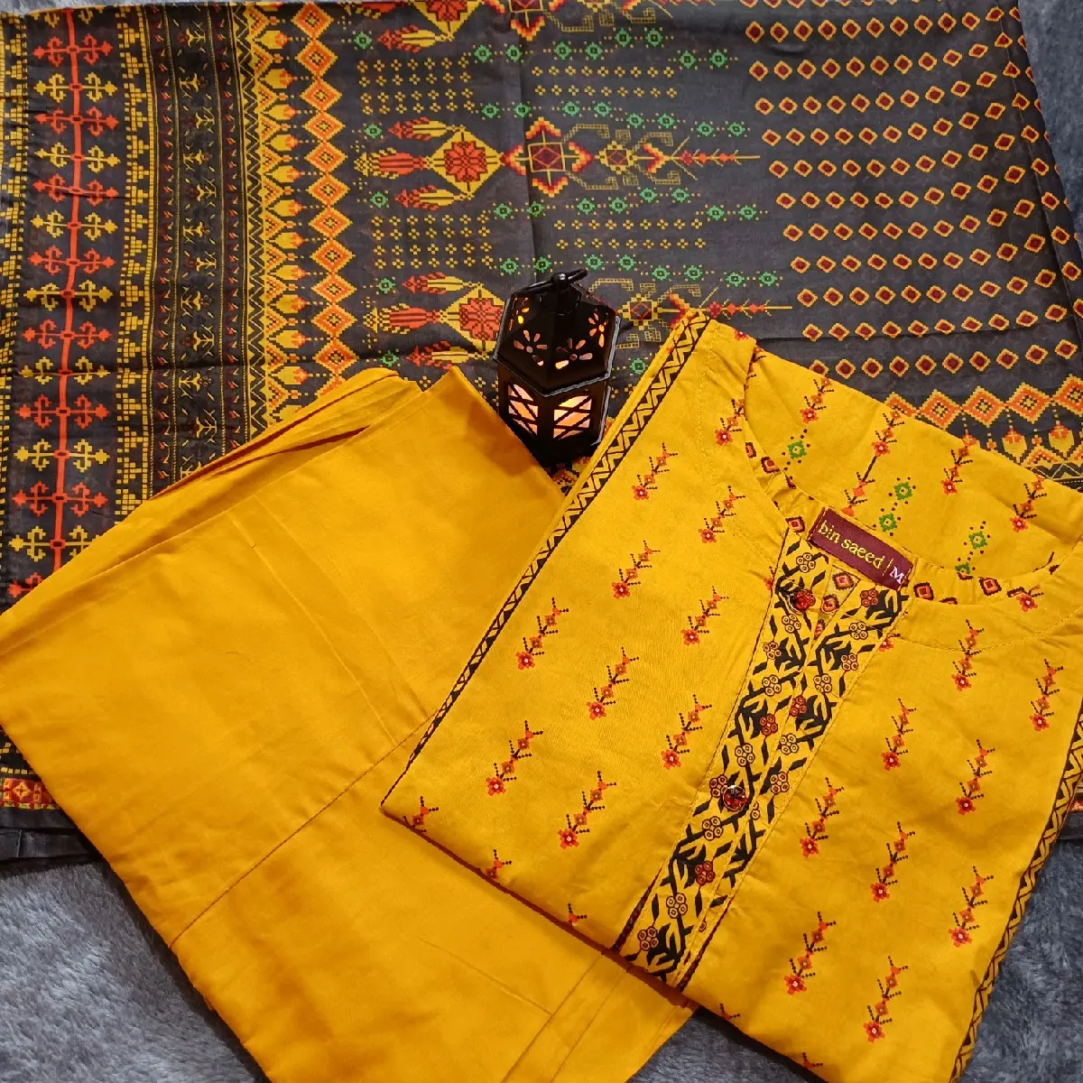 3pc beautiful binsaeed cotton lawn M and L have  trousers.XL and XXL have shalwar.