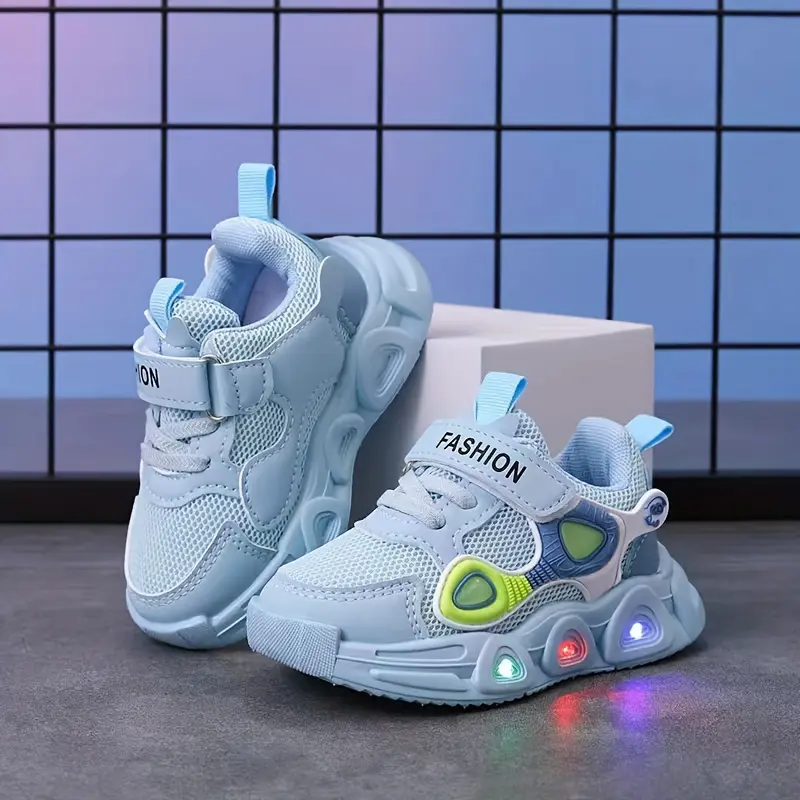 Product Introduction of New Spring And Autumn Light-Up Mesh Shoes for Boys And Girls, Soft-Soled Casual Sports Shoes. 2