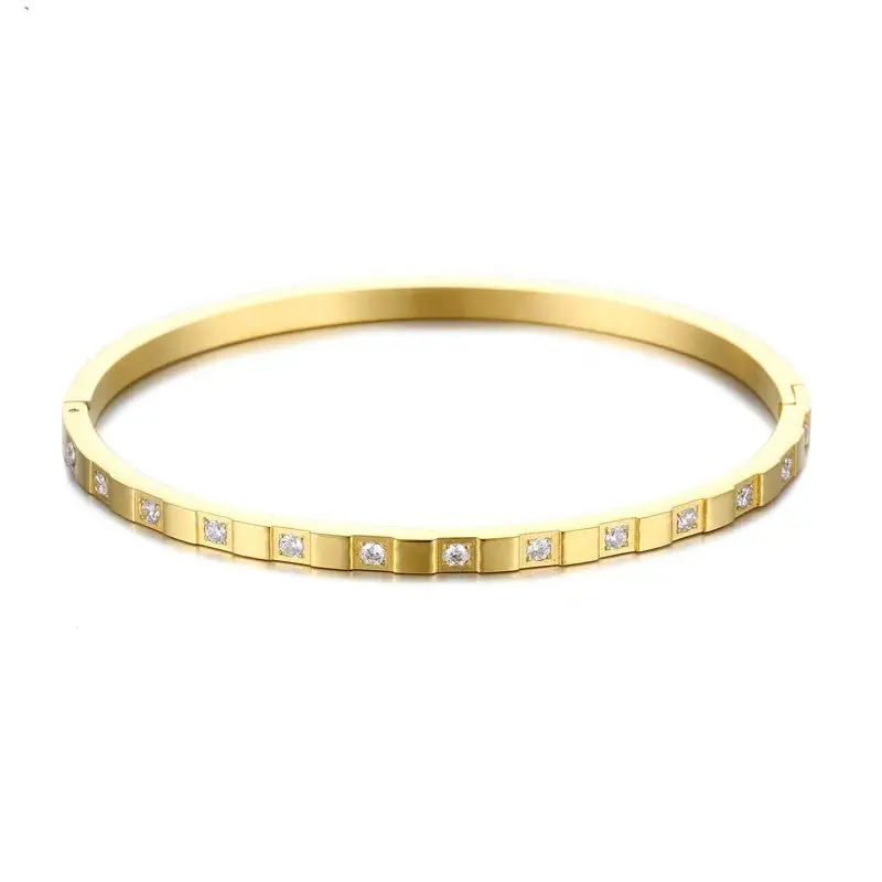 Tessa Bangle 1