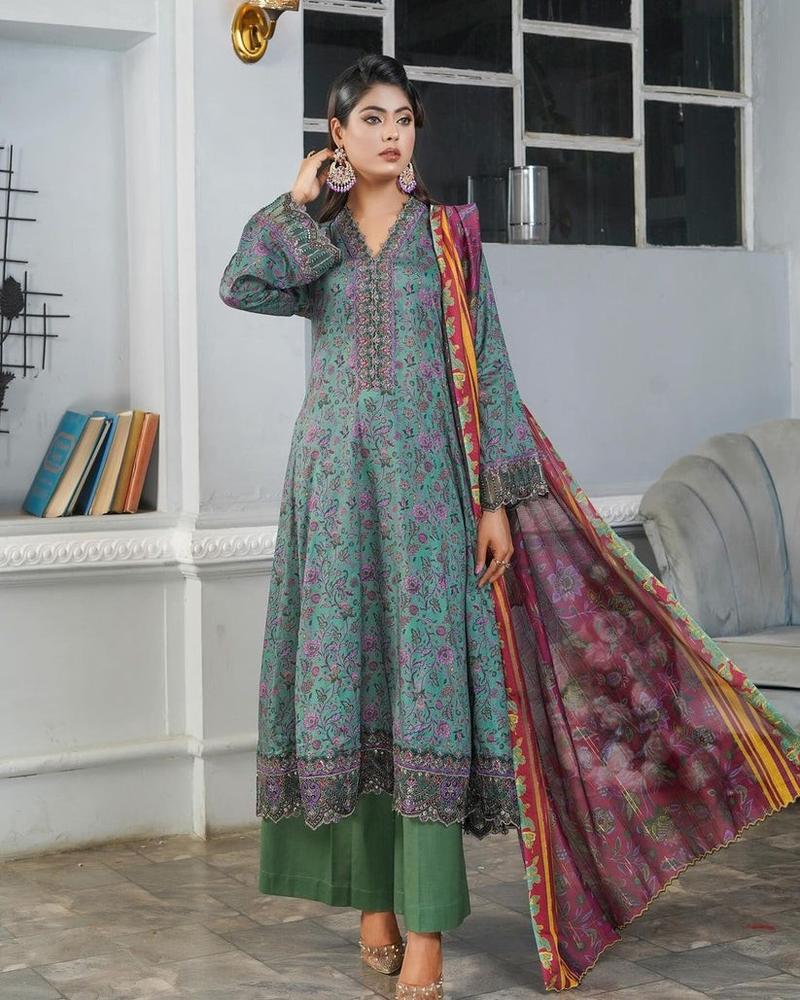 Product Introduction of Munira lawn suits Dress 1