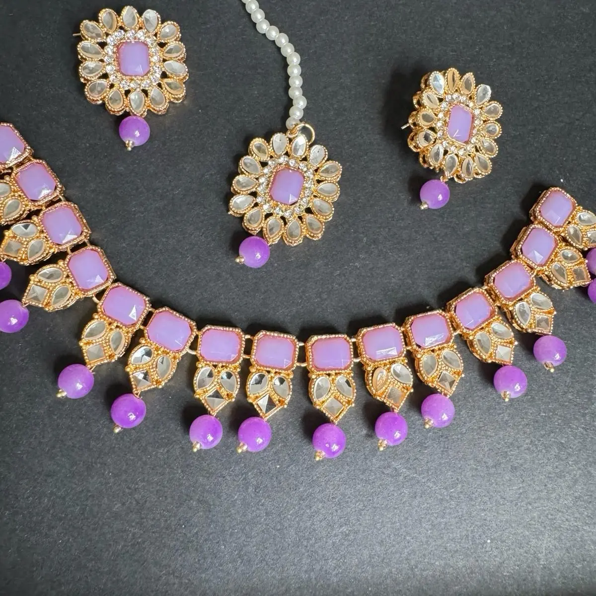 Full neckpiece with earrings and tika
