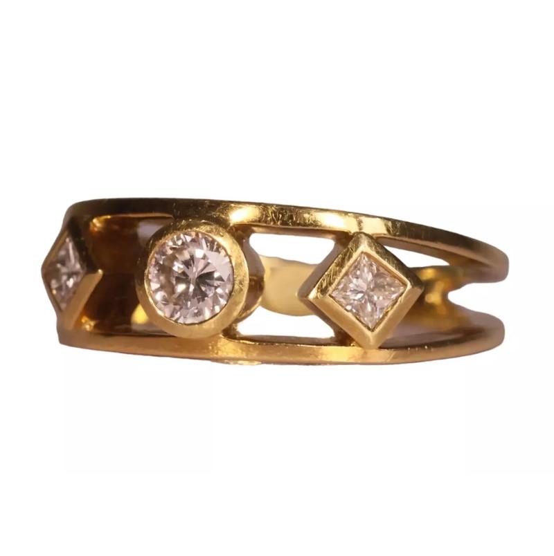 Product Introduction of Diamond Ring Size M Three Stone Brilliant Cut Diamond Tests 18ct Valuation £3400 24