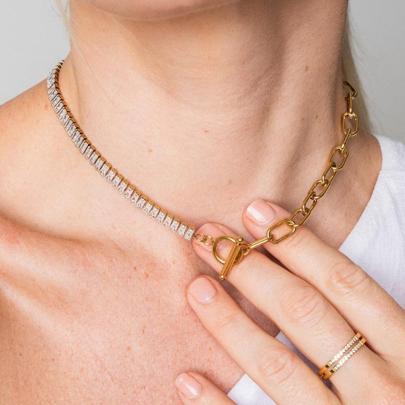 Cordelia Toggle Necklace - Gold 4