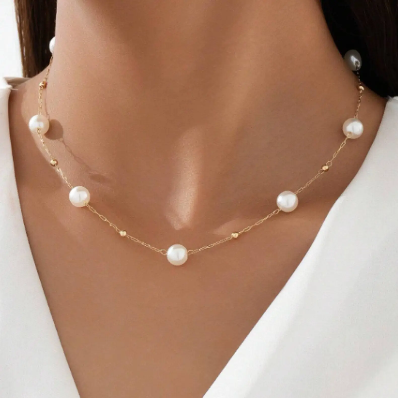 Short faux pearl necklace with metal bead spacing design, suitable for women to wear in daily life and party