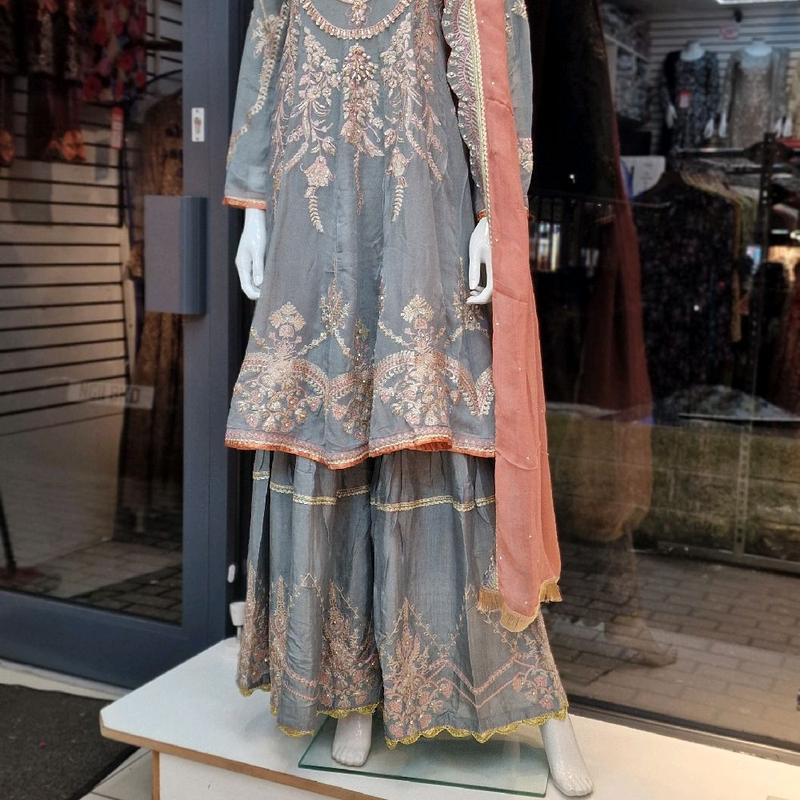 Grey and pink dress with embroidery and hand hand embellished  Womenswear Lady Long Sleeve Comfort Fabric Chiffon 5