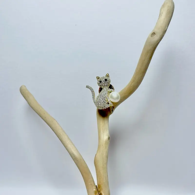 Folréa’s Kitty & Her Pearl Brooch with Crystal Embellishment