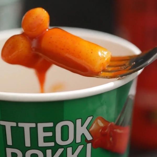 bibigo Variety Cup Bundle Tteokbokki Rice Cake - x2 Cups, SWEET & Spicy Sauce 125g x1, HOT & Spicy Sauce 125g x1 - Authentic Korean Street Food Instant Chewy Snack Topokki Tteokbokki toppoki 2