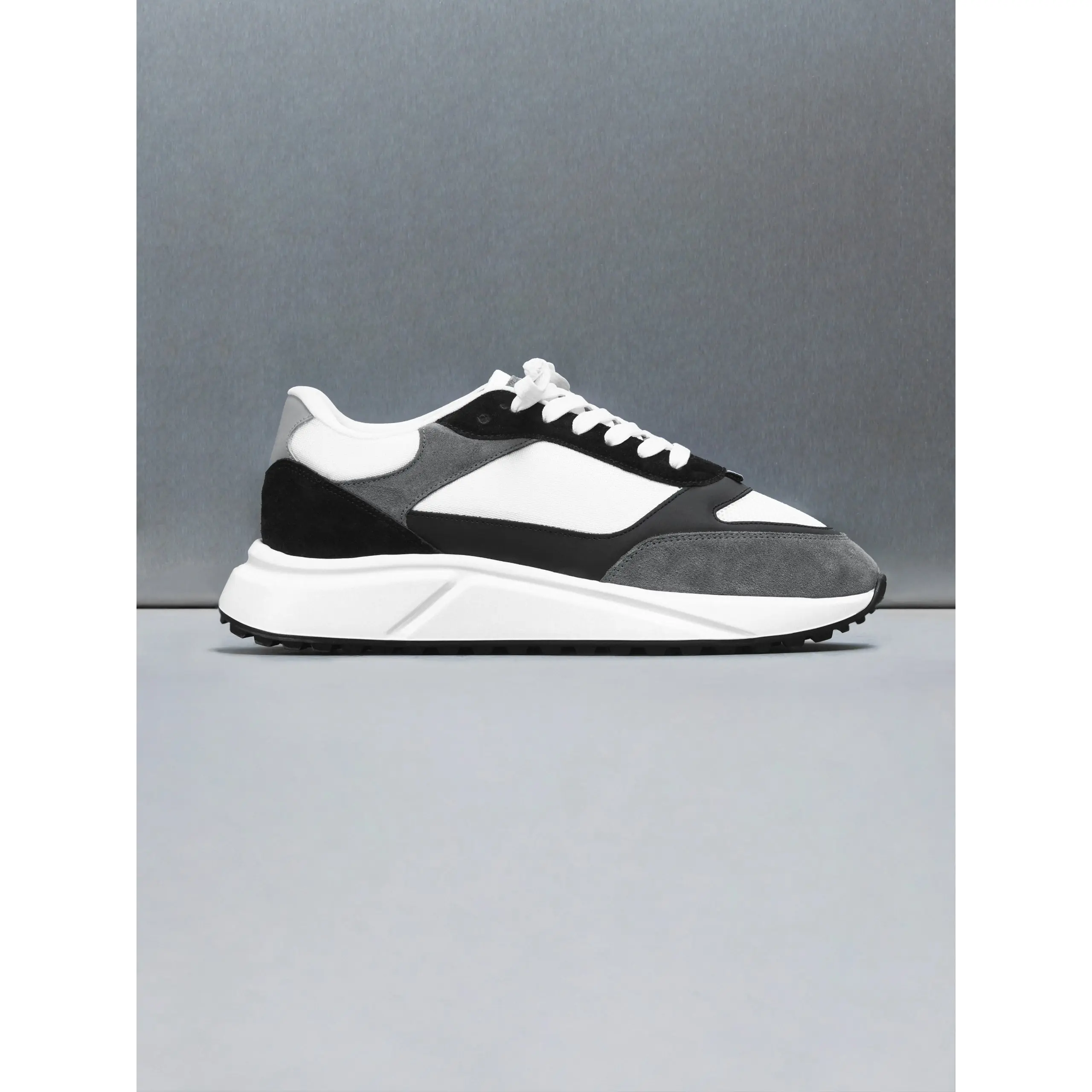 Technical Runner in White Black