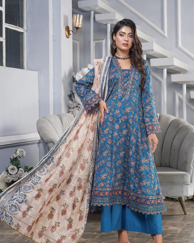 Product Introduction of Munira lawn suits Dress 4