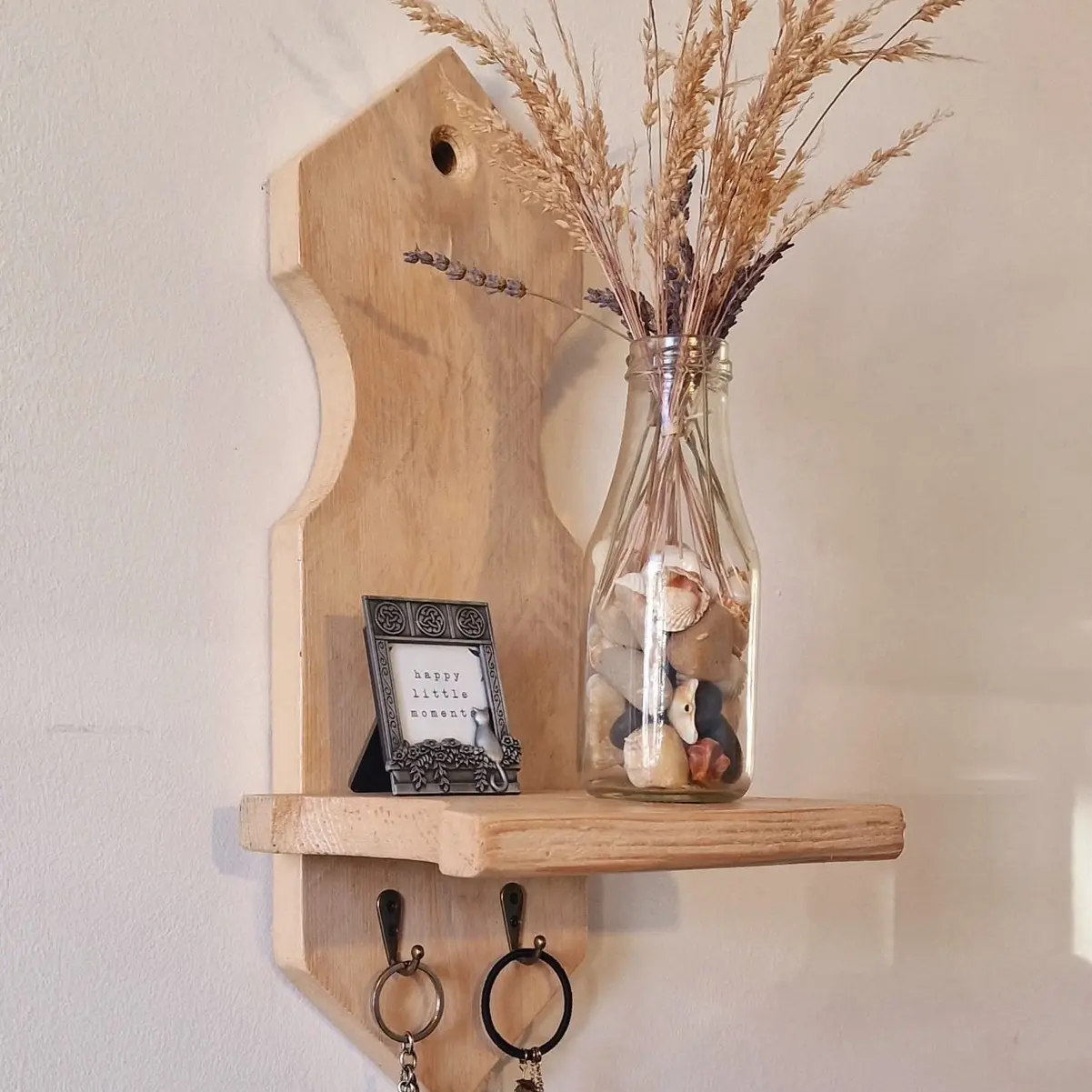 Decorative wall shelf / Key holder