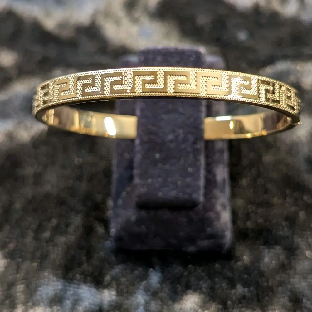 Maisie - Bangle 18k Gold plated stainless steel gold colour Onesize, very good quality bracelet, good quality. The colour will not change. Tarnish free & waterproof