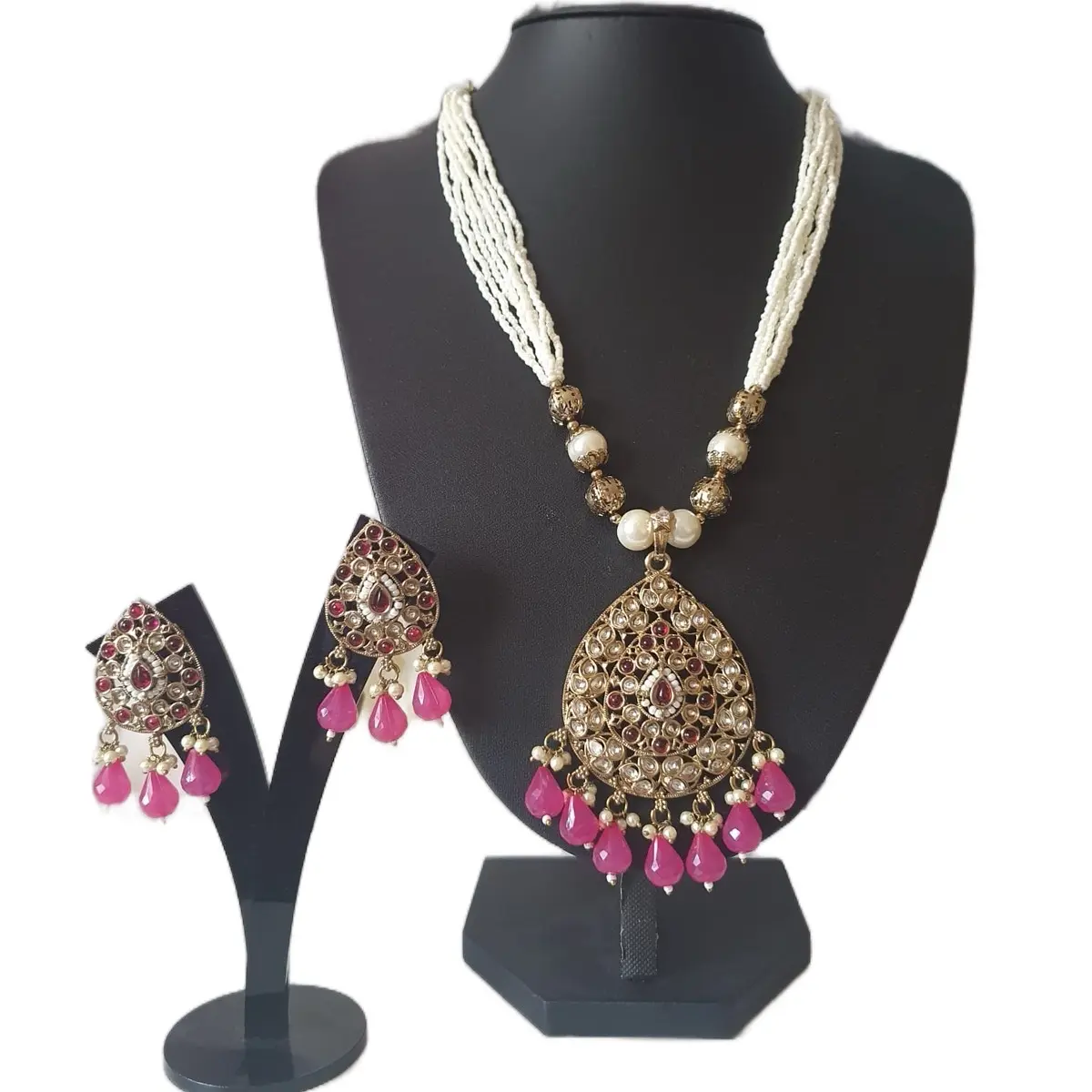 Pearls mala comes with earrings perfect for any occasion