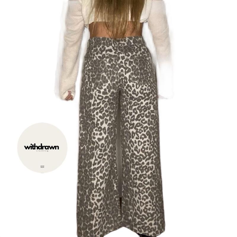 Women's Grey Leopard Wide Leg Jeans - Animal Print Bottoms - Womenswear 2