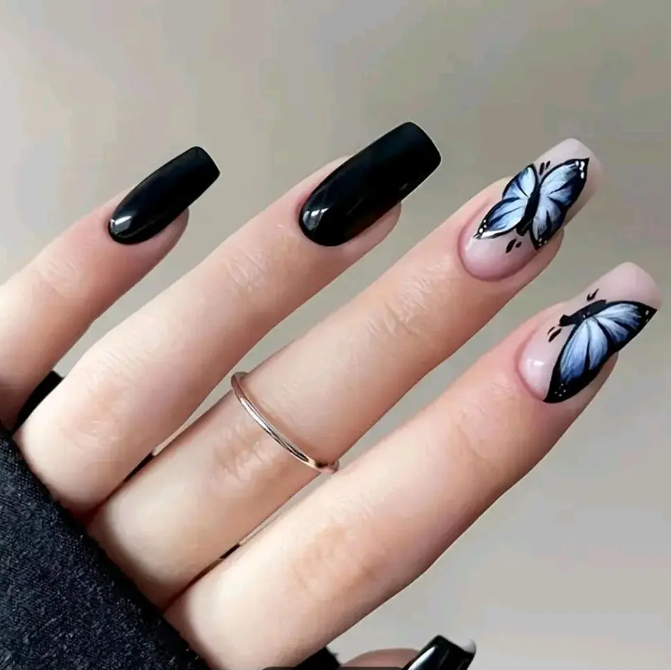 trending nails in black