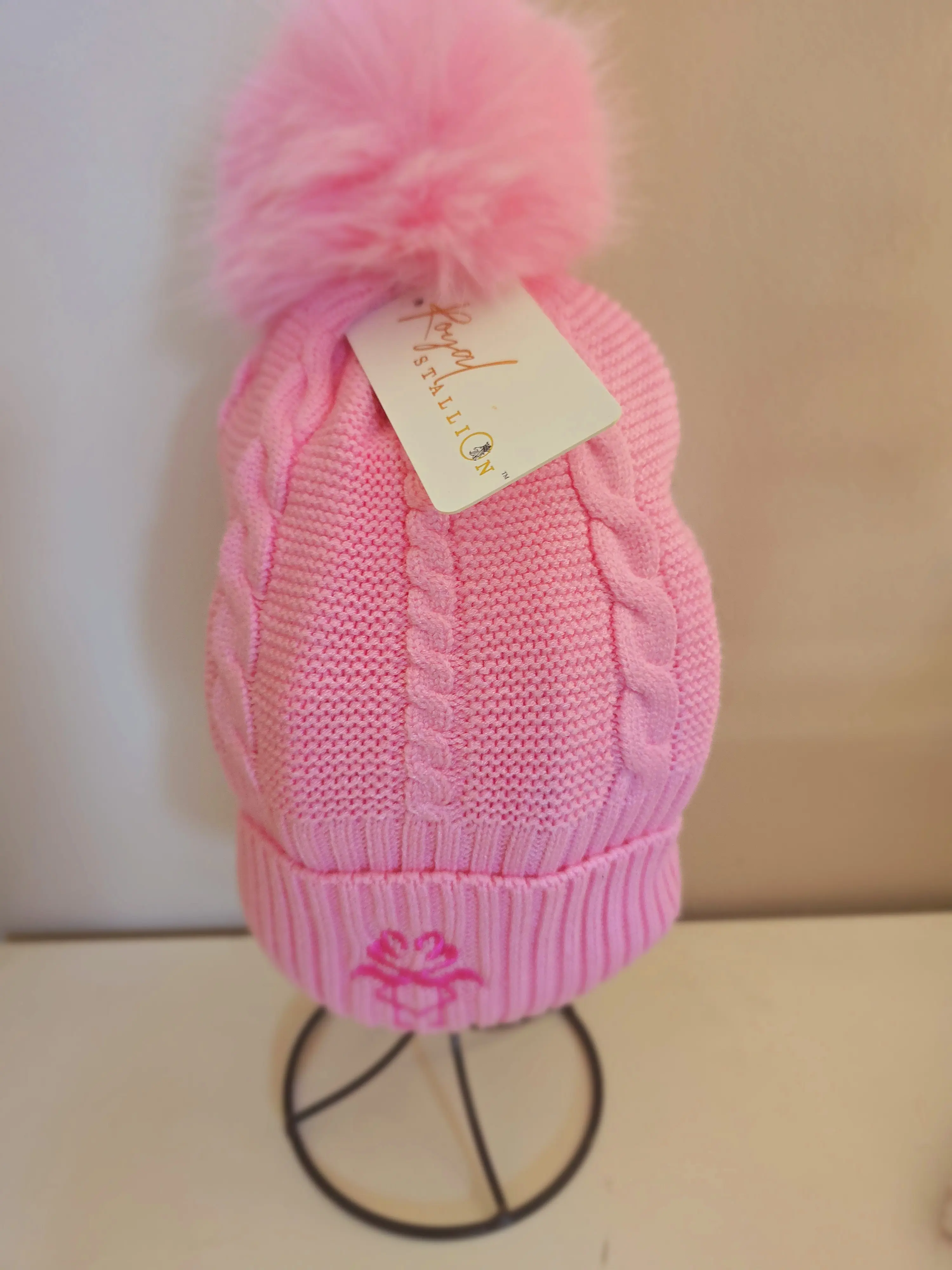 S2 logo flamingo fluffy bobble hats available in pink or white. These are fluffy lined so perfect for that chilly day as well as being fashionable