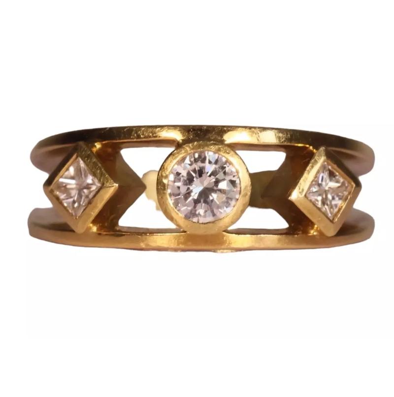 Product Introduction of Diamond Ring Size M Three Stone Brilliant Cut Diamond Tests 18ct Valuation £3400 23
