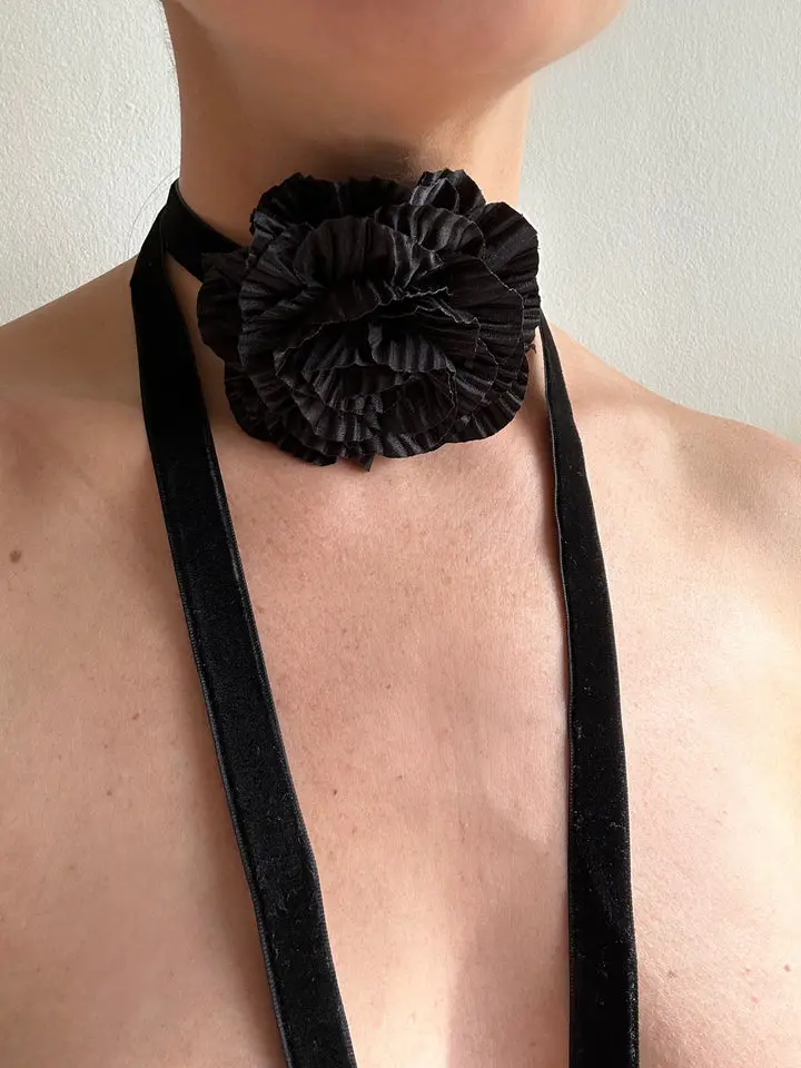 FLEUR TIE SILK CHOKER IN BLACK